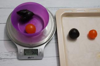 取出豆沙馅，像搓衣服似的把豆沙馅搓匀，搓好的豆沙颜色会暗一点点。蛋黄跟豆沙一起称重50g一份。