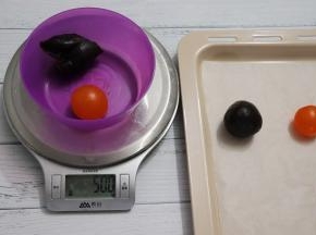 取出豆沙馅，像搓衣服似的把豆沙馅搓匀，搓好的豆沙颜色会暗一点点。蛋黄跟豆沙一起称重50g一份。