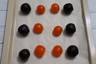 依次称好盖保鲜膜，备用。