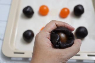 紧紧贴住蛋黄包成一个圆球。