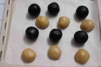 取出醒好的面团，称重每份30g，滚圆，保鲜膜盖住备用。