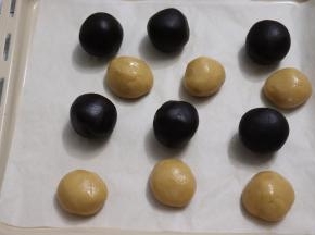 取出醒好的面团，称重每份30g，滚圆，保鲜膜盖住备用。