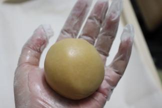 包住，慢慢的一点点推满整个圆球。