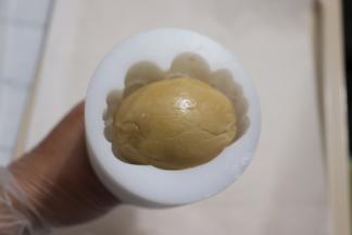 玉米淀粉中滚一圈，拍干净多余的粉。在螃蟹模具内刷上玉米淀粉，把包好的圆球轻轻的捏成圆柱状，放入螃蟹模具内。