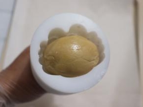 玉米淀粉中滚一圈，拍干净多余的粉。在螃蟹模具内刷上玉米淀粉，把包好的圆球轻轻的捏成圆柱状，放入螃蟹模具内。