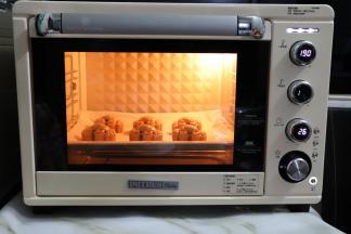 放入预热好的烤箱上火200度下火190度，7分钟定型，烤箱转160度预热