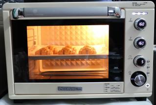 把小螃蟹再次放入烤箱上下火160度烤15分钟，其实最好烤箱就不要关，持续加热最佳。