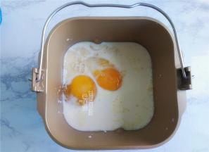 把白砂糖，酵母，盐倒入面粉中（酵母和盐要对角放入），接着把液体倒入桶中。