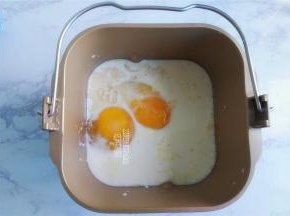 把白砂糖，酵母，盐倒入面粉中（酵母和盐要对角放入），接着把液体倒入桶中。