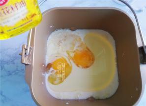 再把植物油也倒入桶中（请勿用有气味的植物油），启动面包机揉1小时即可出手套膜。