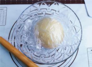 把面团一分为二，500克的面团能做2个水立方的吐司盒，以上材料能做4个水水立方吐司。