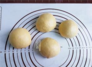 把其中一个面团分割成四份，进行揉搓排气，再静置松弛10分钟。