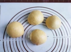 把其中一个面团分割成四份，进行揉搓排气，再静置松弛10分钟。