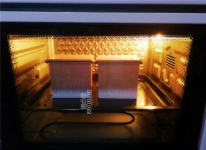 烤箱175度预热，就直接把吐司盒放入再次发酵下，预热结束，温度调160度烤制30分钟即可。