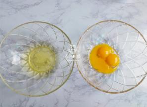首先把准备2个无水无油的料理盆，把鸡蛋的蛋白和蛋黄分离，分别放入2盆中。