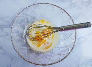 在蛋黄料理盆中倒入牛奶和玉米油充分的搅拌融合。