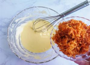 接着把肉松倒入面糊中，也用“米”字法混合均匀，使面糊都包裹着肉松。