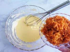 接着把肉松倒入面糊中，也用“米”字法混合均匀，使面糊都包裹着肉松。