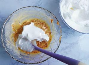 取一半的打发好的蛋白到肉松面糊中，用刮刀翻拌混合均匀。