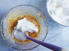 取一半的打发好的蛋白到肉松面糊中，用刮刀翻拌混合均匀。