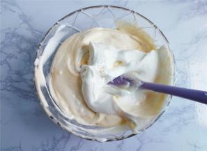 然后把剩下的蛋白全部倒入面糊，翻拌混合均匀，切勿翻拌过度会消泡。