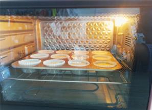 烤箱165度预热，烤盘震下出大气泡，放入中层烤制25分钟，最后5分钟调180度给蛋糕上色，稍微晾凉就可食用。