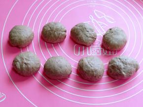 发酵好的面团分成8等份。，盖上保鲜膜松弛20分钟。