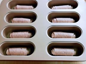 依次做好的卷，放入模具中，放入烤箱进行发酵，天冷可以放一杯开水，保持面包胚的湿度，发酵至9分满。