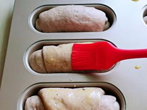 发酵好的面包胚刷上全蛋液。