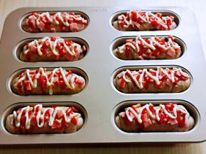 挤上沙拉酱，番茄酱。