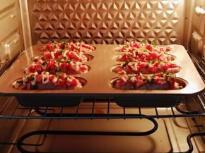 将烤网入烤箱中层，上下管175度烤20分钟，注意观察上色情况，上色立即＋盖一张锡纸！（具体温度及时间根据自家烤箱性能另定）