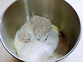 准备面团，将面团及发酵好的波兰种全部放入厨师机桶中，再加入酵母粉。