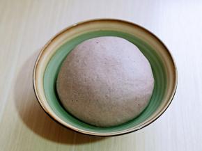 取出揉好的面团揉圆，可以进行发酵。