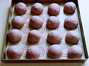 依次做完，放入垫有油纸的烤盘中。