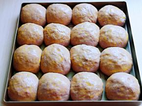 放入烤箱进行发酵，天冷可以放一杯开水，保持面包胚的湿度，发酵至原来的1.5倍大，刷上一层蛋液。