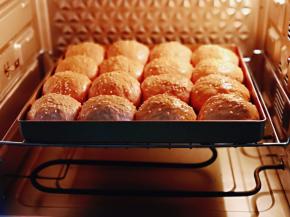 将烤网入烤箱中层，上下管175度烤20分钟，注意观察上色情况，上色立即＋盖一张锡纸！（具体温度及时间根据自家烤箱性能另定）