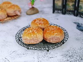 早餐来两个早餐包，一杯牛奶，能量满满一整天。