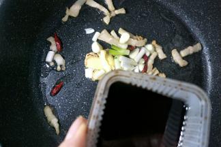 加入生抽翻炒均匀