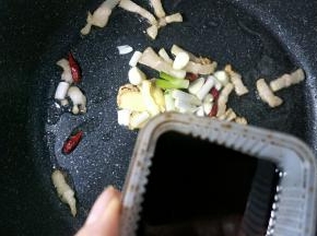 加入生抽翻炒均匀