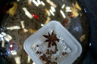 放入花椒、八角、小茴香