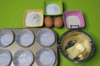 准备好材料，鸡蛋最好使用常温鸡蛋