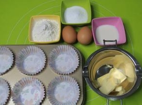 准备好材料，鸡蛋最好使用常温鸡蛋