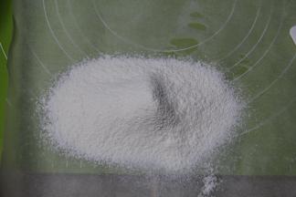 低粉先过筛备用。