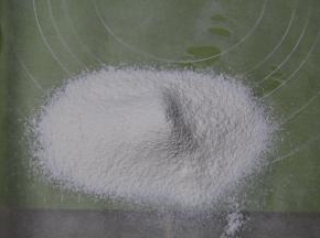 低粉先过筛备用。