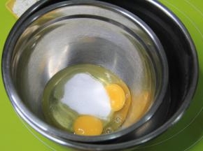 一次性加入所有细砂糖。用电动打蛋器低速打散。开始打发。