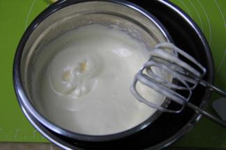 蛋糊温热状态，刚开始打，气泡比较大，颜色也略深。持续几分钟后，蛋糊膨胀，蛋液颜色变浅。