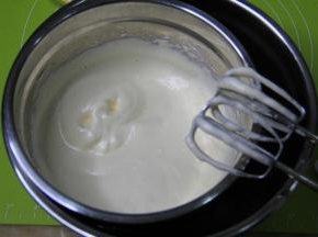 蛋糊温热状态，刚开始打，气泡比较大，颜色也略深。持续几分钟后，蛋糊膨胀，蛋液颜色变浅。