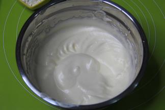 蛋糊打到提起打蛋头蛋液能飘带状滴落，并且滴落的蛋液能堆积起来，不会立刻消失。盆边的蛋糊可以用刮刀刮下，所有的都要打到。全程中高速打，最后用低速打一会，整理大气泡。