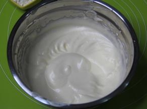 蛋糊打到提起打蛋头蛋液能飘带状滴落，并且滴落的蛋液能堆积起来，不会立刻消失。盆边的蛋糊可以用刮刀刮下，所有的都要打到。全程中高速打，最后用低速打一会，整理大气泡。