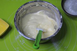 用刮刀从中心点切入，快速往下，从底部划到盆边，往上翻起，左手配合转盆，快速翻拌均匀。如果有不容易拌开的面粉，在盆边敲下，继续翻拌。直到拌匀，看不见干粉，面糊光滑。速度一定要快。